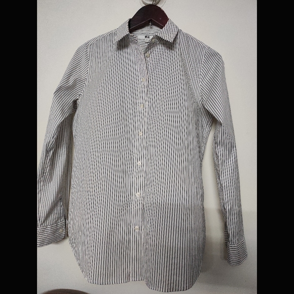 Uniqlo Stripe Shirt 🤍 - Picture 3 of 10
